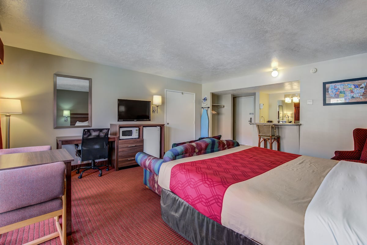 Desk, blackout drapes, rollaway beds, free WiFi