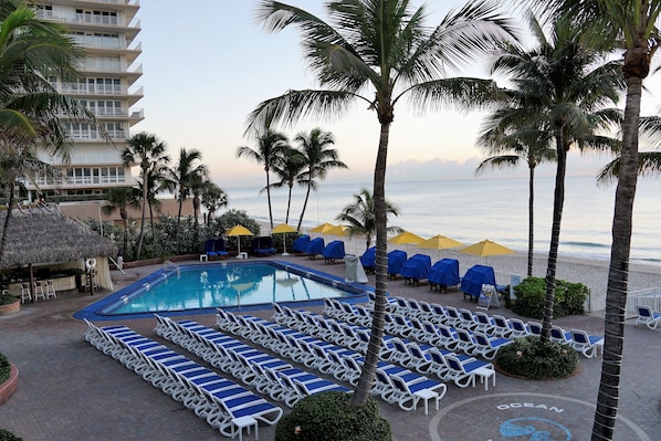 Piscine extérieure, tentes de plage, parasols de plage