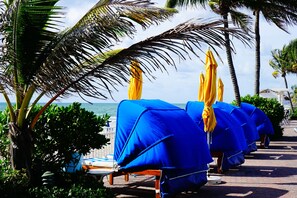 On the beach, beach cabanas, sun-loungers, beach umbrellas - Ocean Sky Hotel and Resort (Fort Lauderdale)