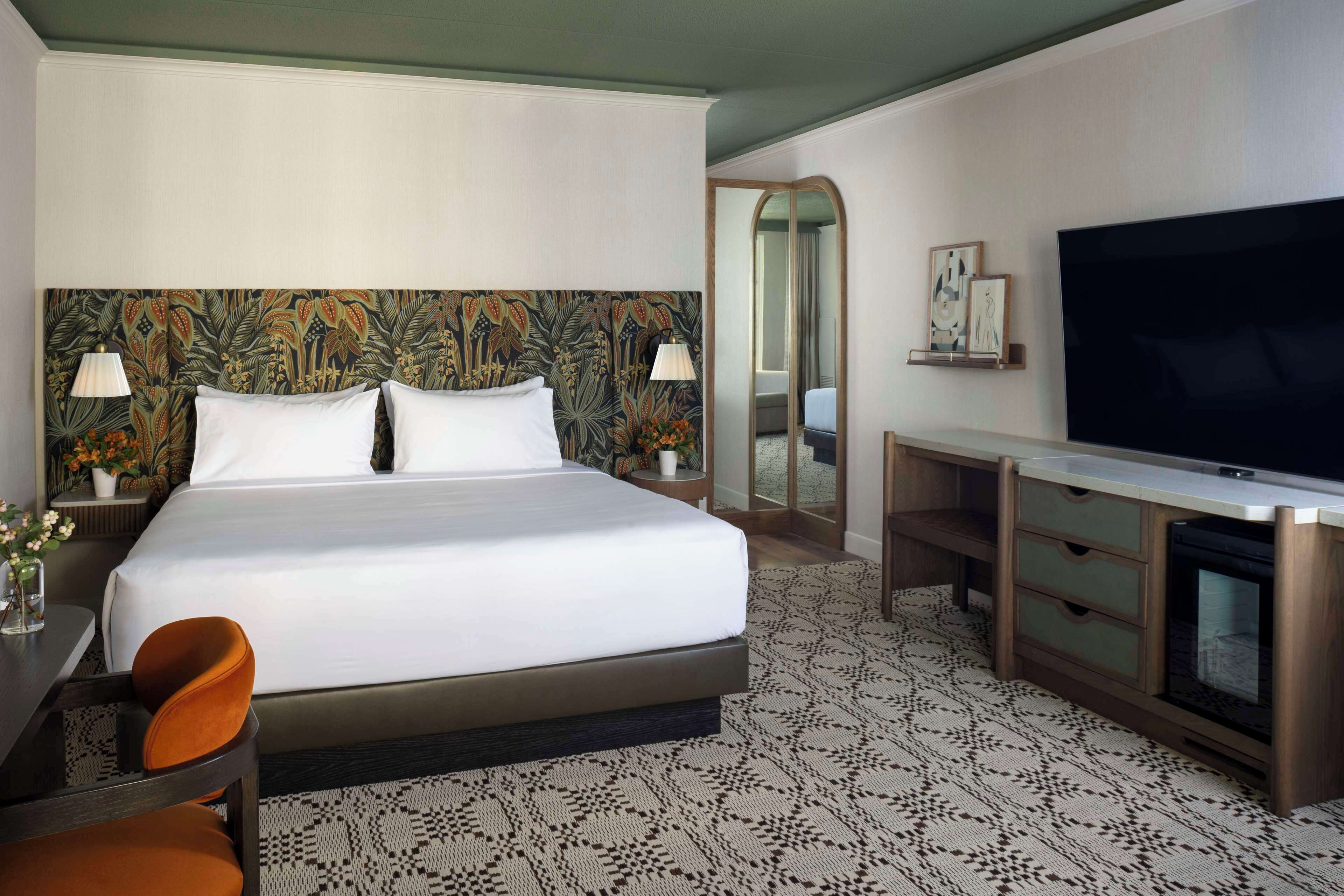 premium bedding, down duvets, in-room safe, desk