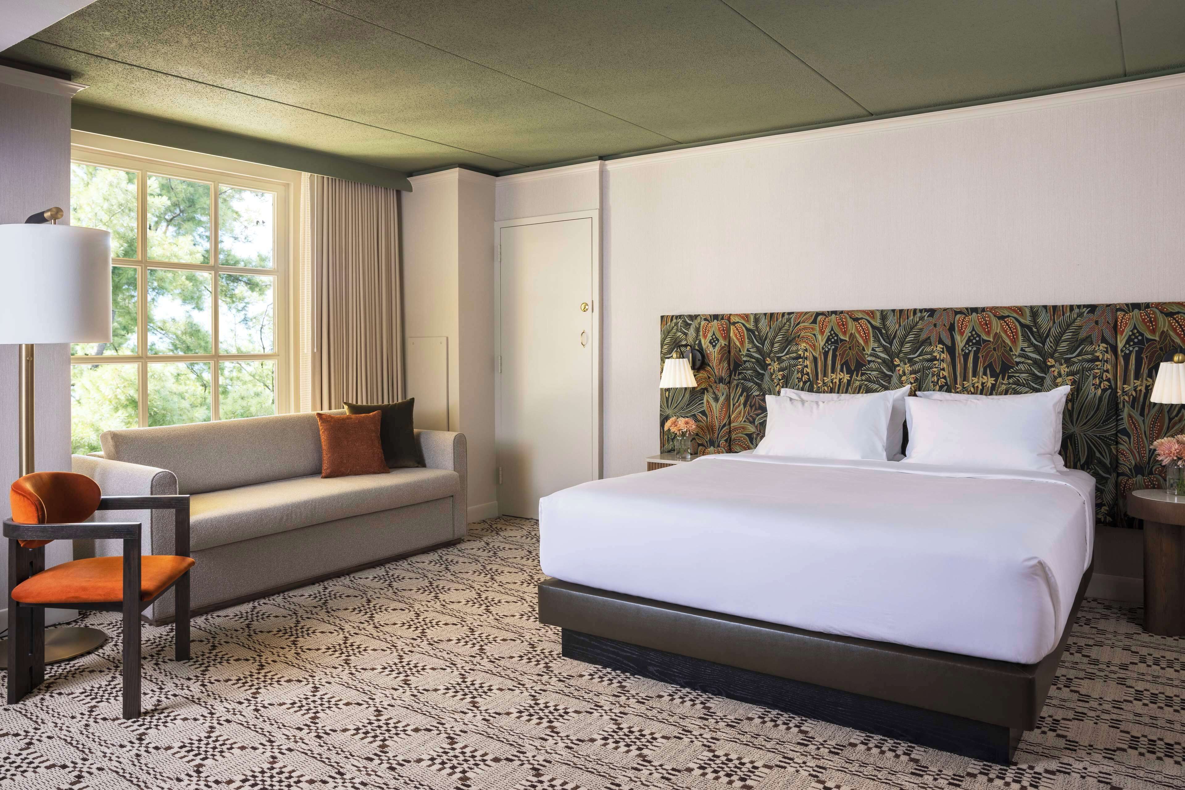 premium bedding, down duvets, in-room safe, desk