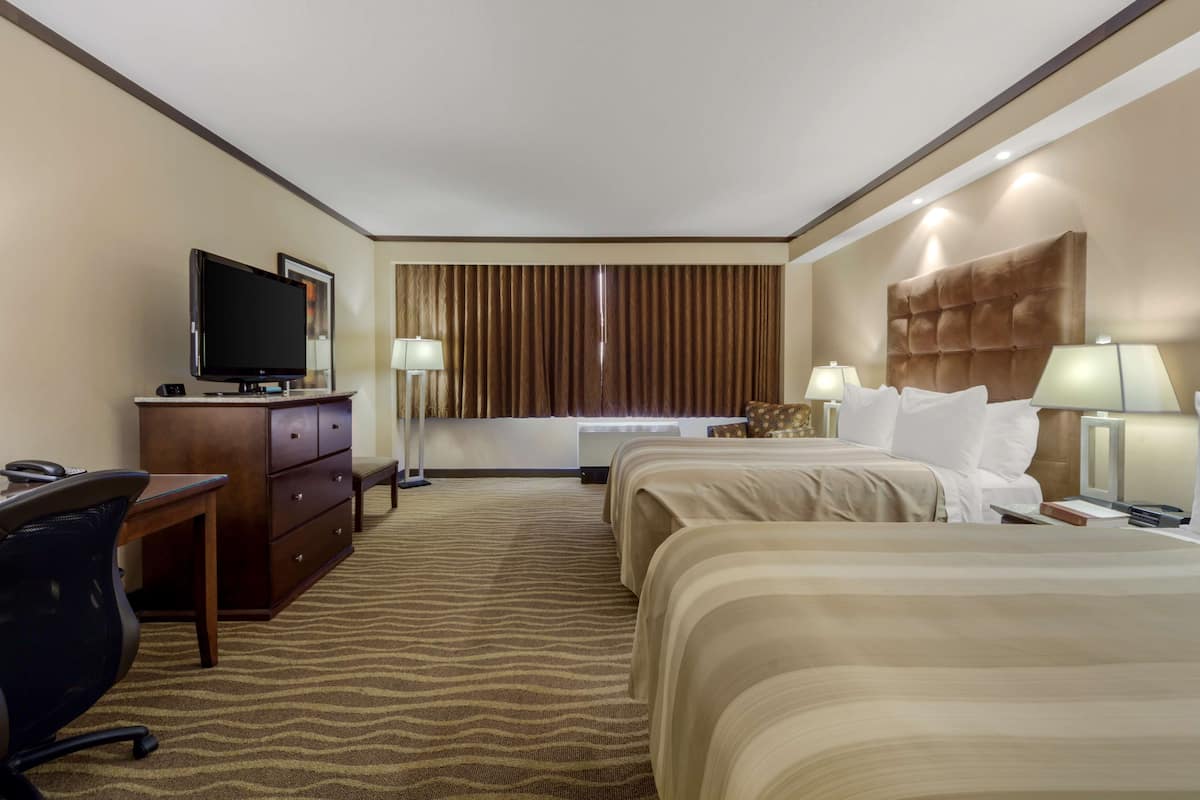 Chambre Standard, 2 grands lits, accessible aux personnes à mobilité réduite, baignoire