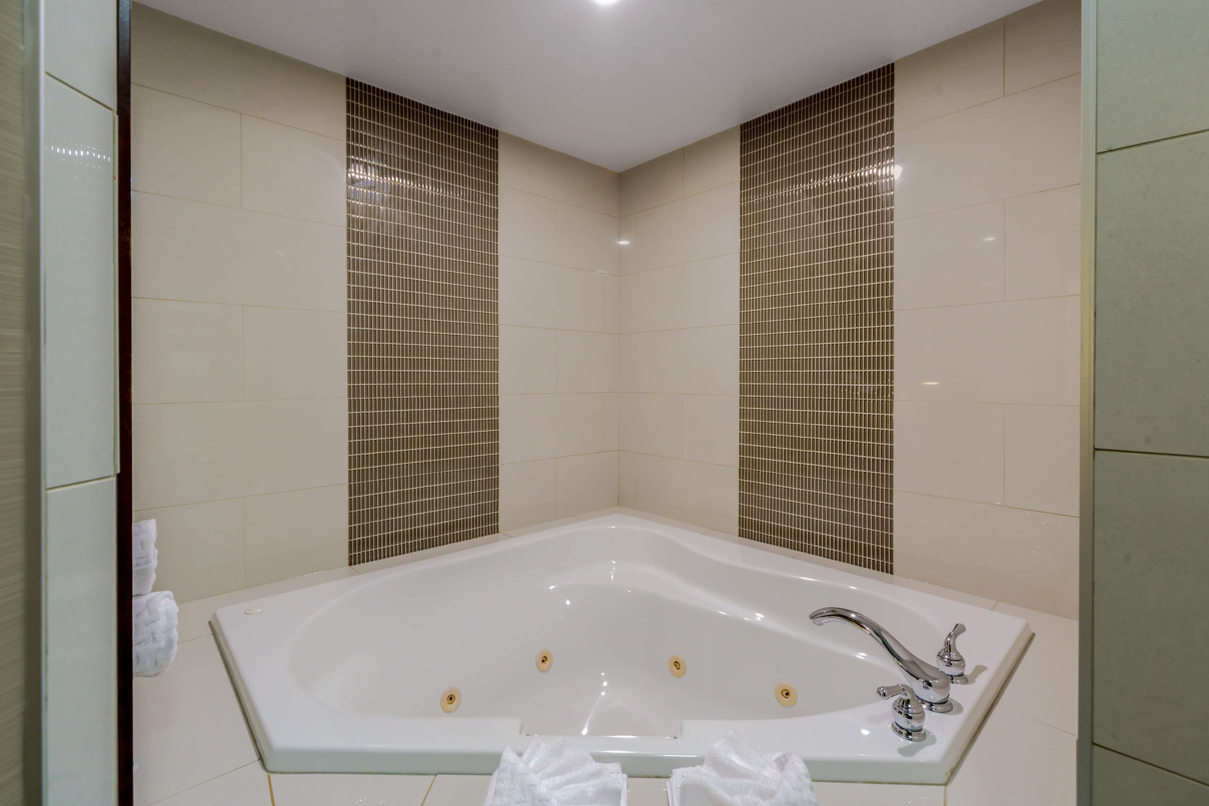 suite, 1 king bed, non smoking, hot tub | bathroom | combined shower/bathtub, free toiletries, hair dryer, towels
