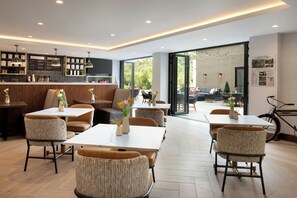 供应早餐、午餐和晚餐