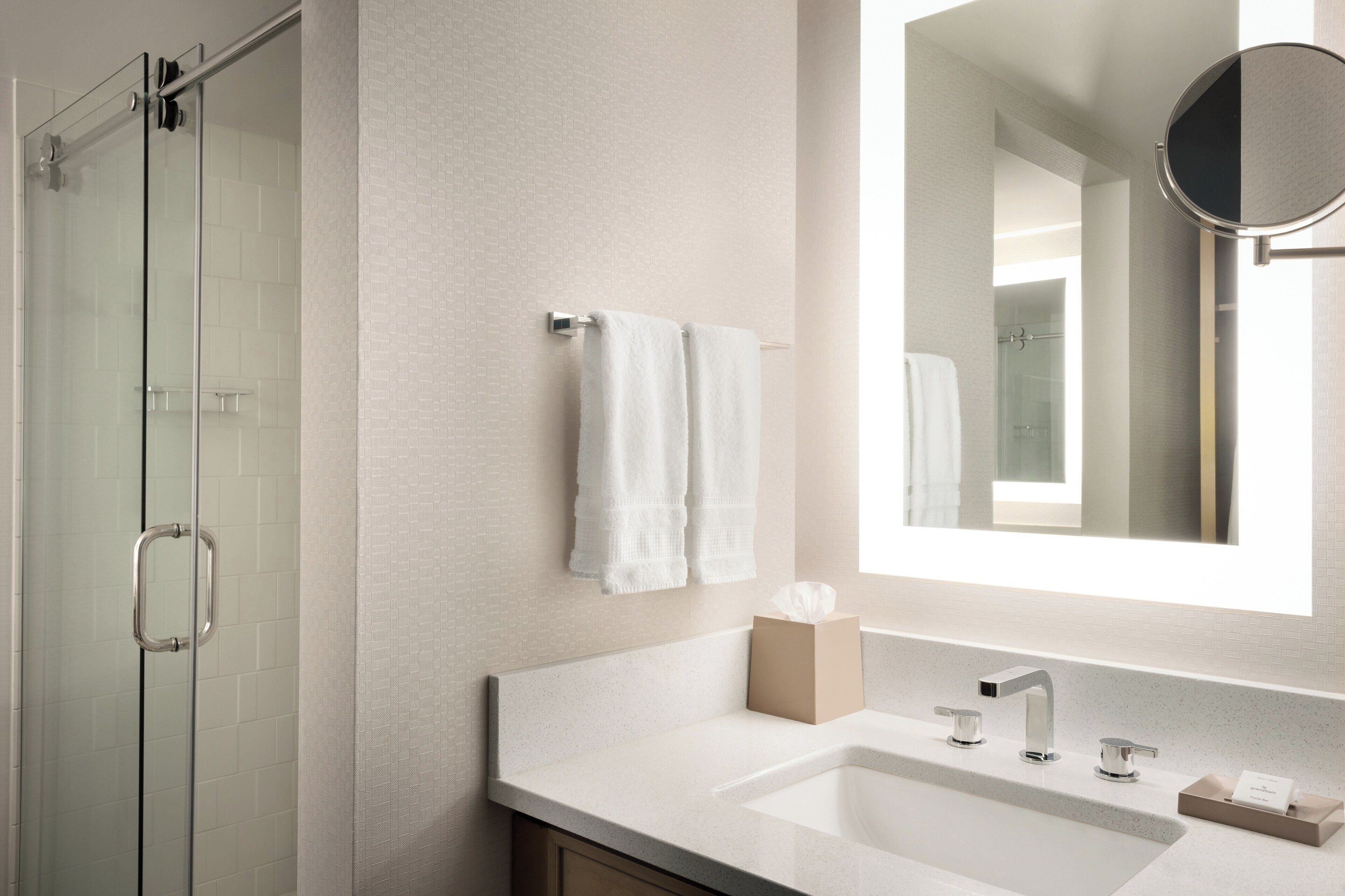 room, 1 king bed | bathroom | combined shower/bathtub, free toiletries, hair dryer, towels