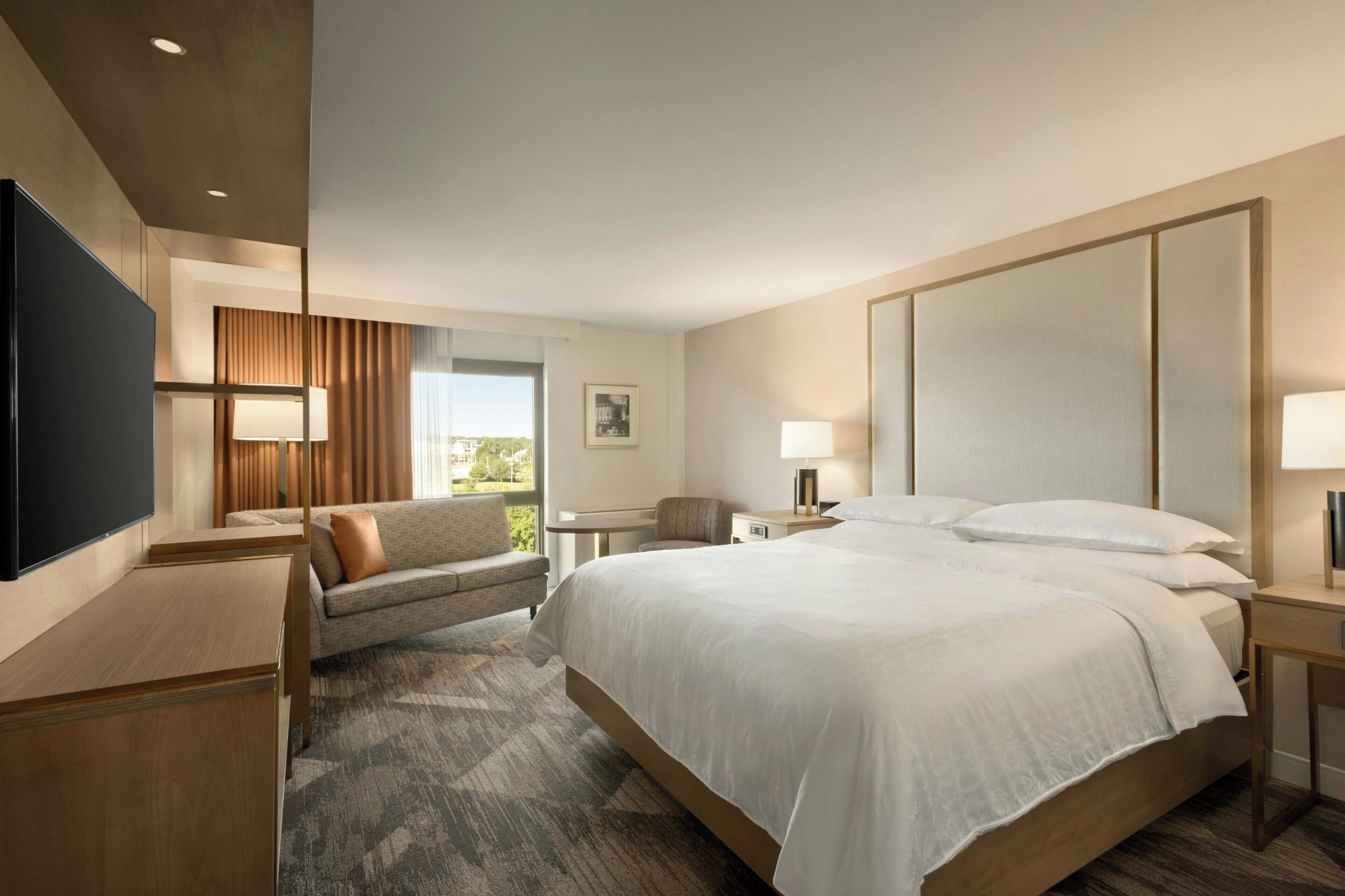 Room, 1 King Bed | Premium bedding, in-room safe, desk, blackout drapes