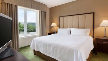 1 slaapkamer, luxe beddengoed, een bureau, een strijkplank/strijkijzer