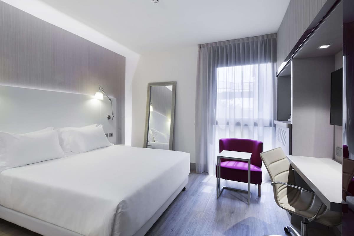 Minibar, coffres-forts dans les chambres, bureau, chambres insonorisées