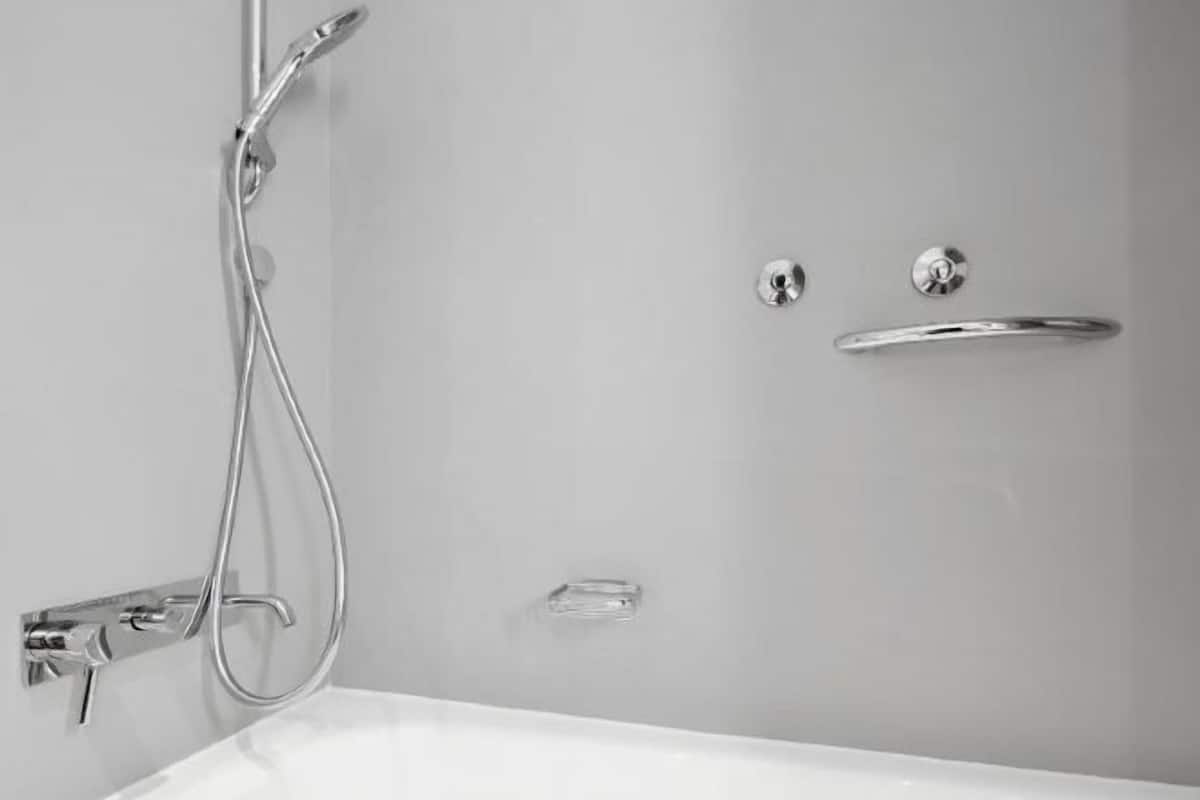 Badkamer | Een diep bad, milieuvriendelijke toiletartikelen, een haardroger