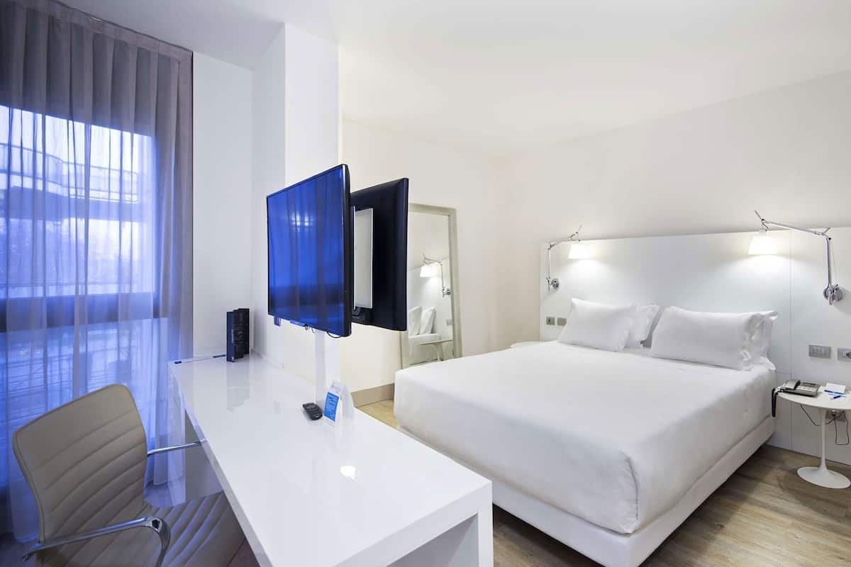 Minibar, coffres-forts dans les chambres, bureau, chambres insonorisées