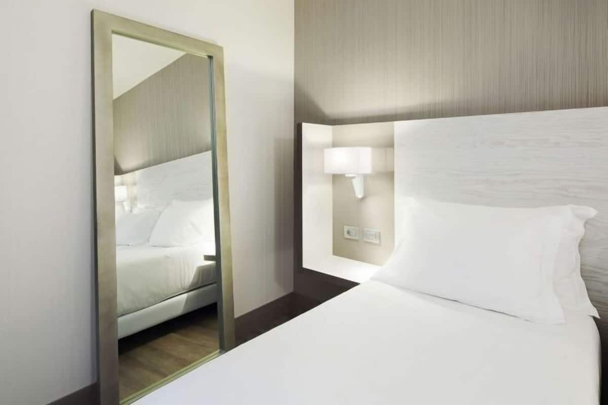 ميني بار وخزنة داخل الغرفة ومكتب وتجهيزات عازلة للصوت