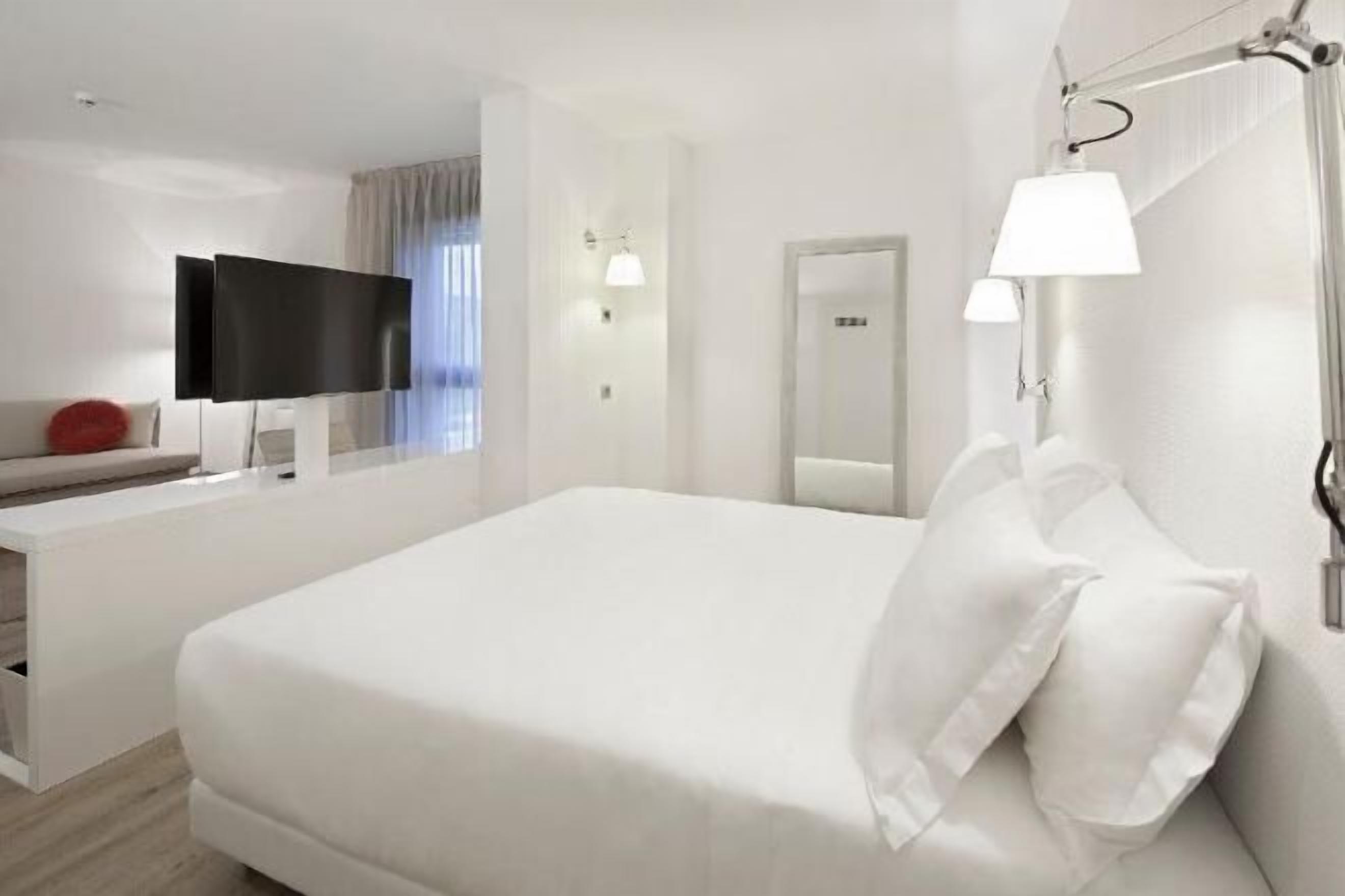 迷你吧、房內夾萬、書桌、隔音