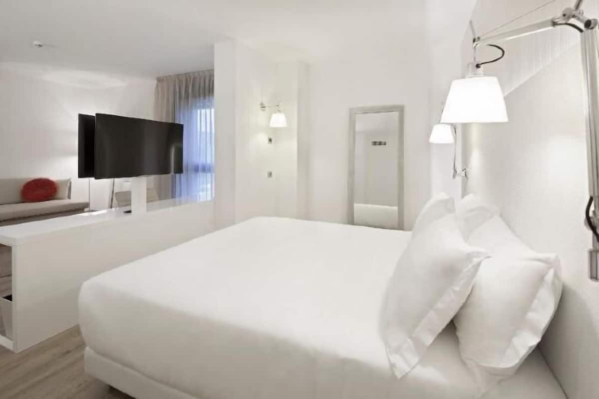 Een minibar, een kluis op de kamer, een bureau, geluiddichte muren