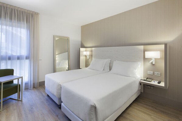 Standardzimmer | Minibar, Zimmersafe, Schreibtisch, schallisolierte Zimmer