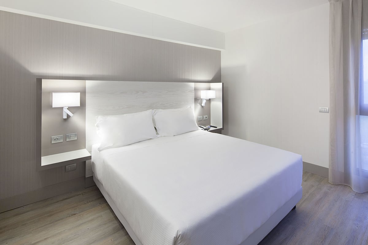 Minibar, coffres-forts dans les chambres, bureau, chambres insonorisées