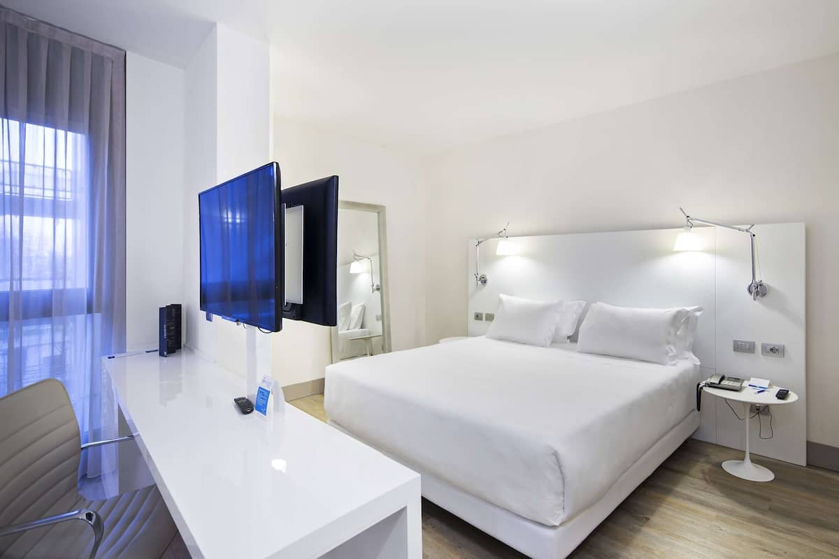 Minibar, coffres-forts dans les chambres, bureau, chambres insonorisées