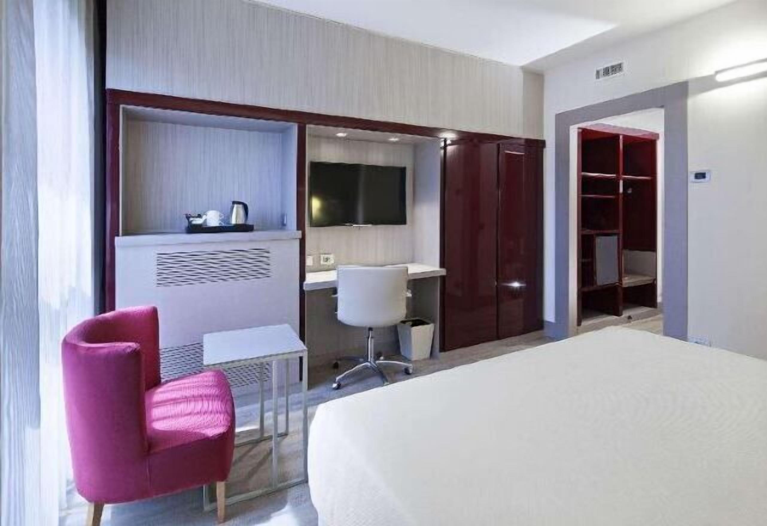 Minibar, safe på rommet, skrivebord og lydisolert