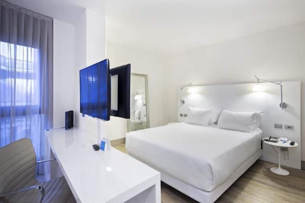 Een minibar, een kluis op de kamer, een bureau, geluiddichte muren