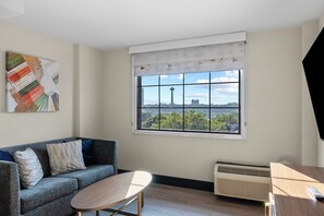 Suite, 1 King Bed (Canadian Skyline View)
