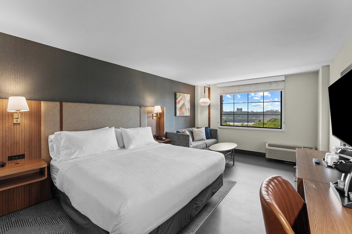 Premium Room, 1 King Bed (Canadian Skyline View) | 1 bedroom, desk, laptop workspace, blackout drapes