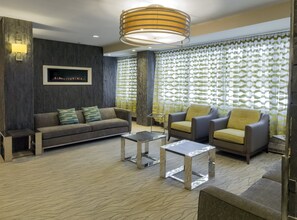 Lobby sitting area - Holiday Inn Niagara Falls State Park Entry by IHG (Niagara Falls)