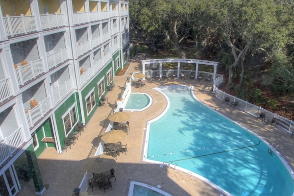 สระว่ายน้ำกลางแจ้ง, สระน้ำอุ่น, เก้าอี้อาบแดดริมสระ