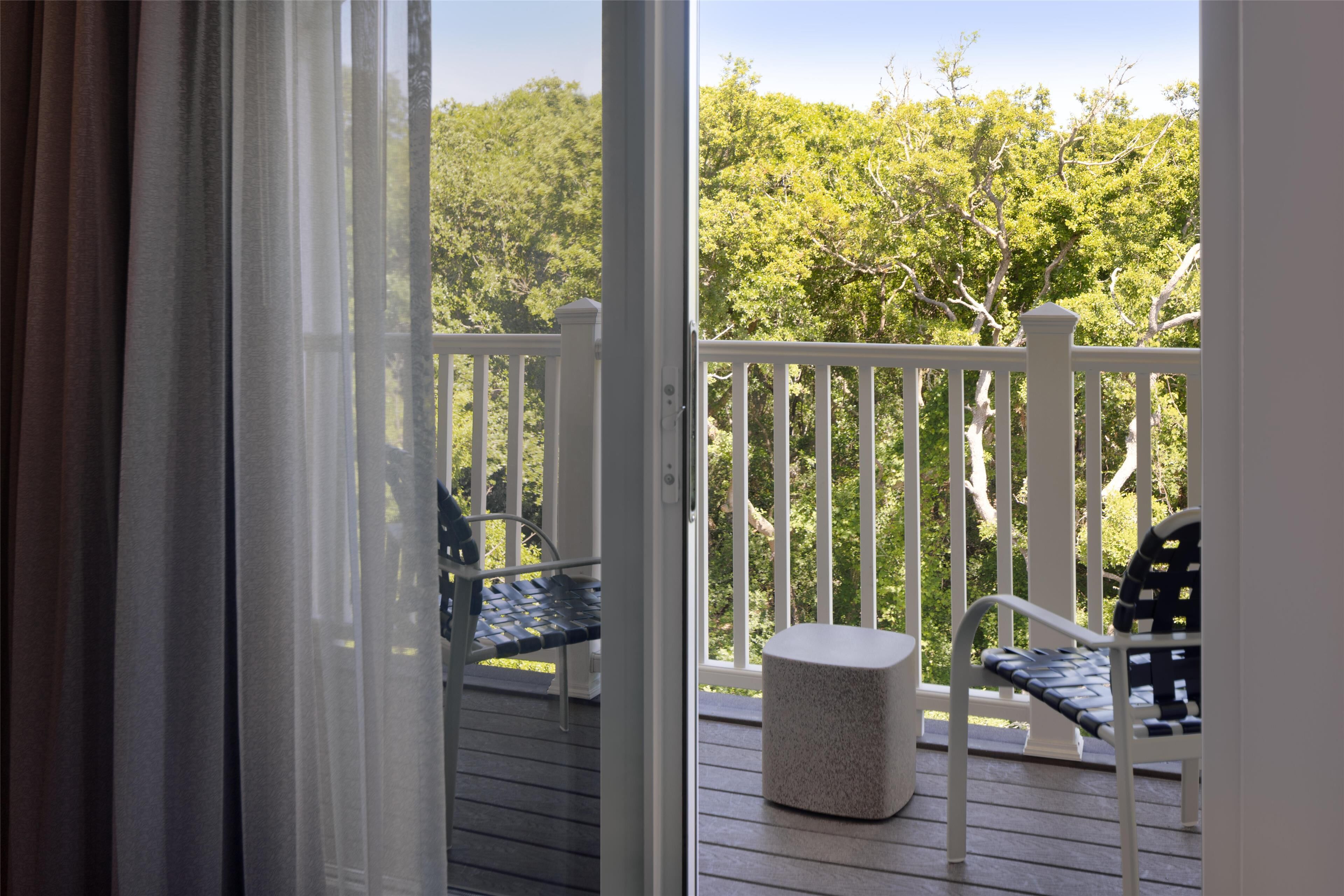 Una cassaforte in camera, una scrivania, ferro/asse da stiro