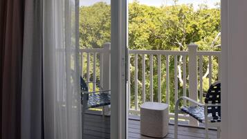 Coffres-forts dans les chambres, bureau, fer et planche à repasser