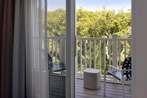 客房内保险箱、办公桌、熨斗/熨衣板、免费婴儿床