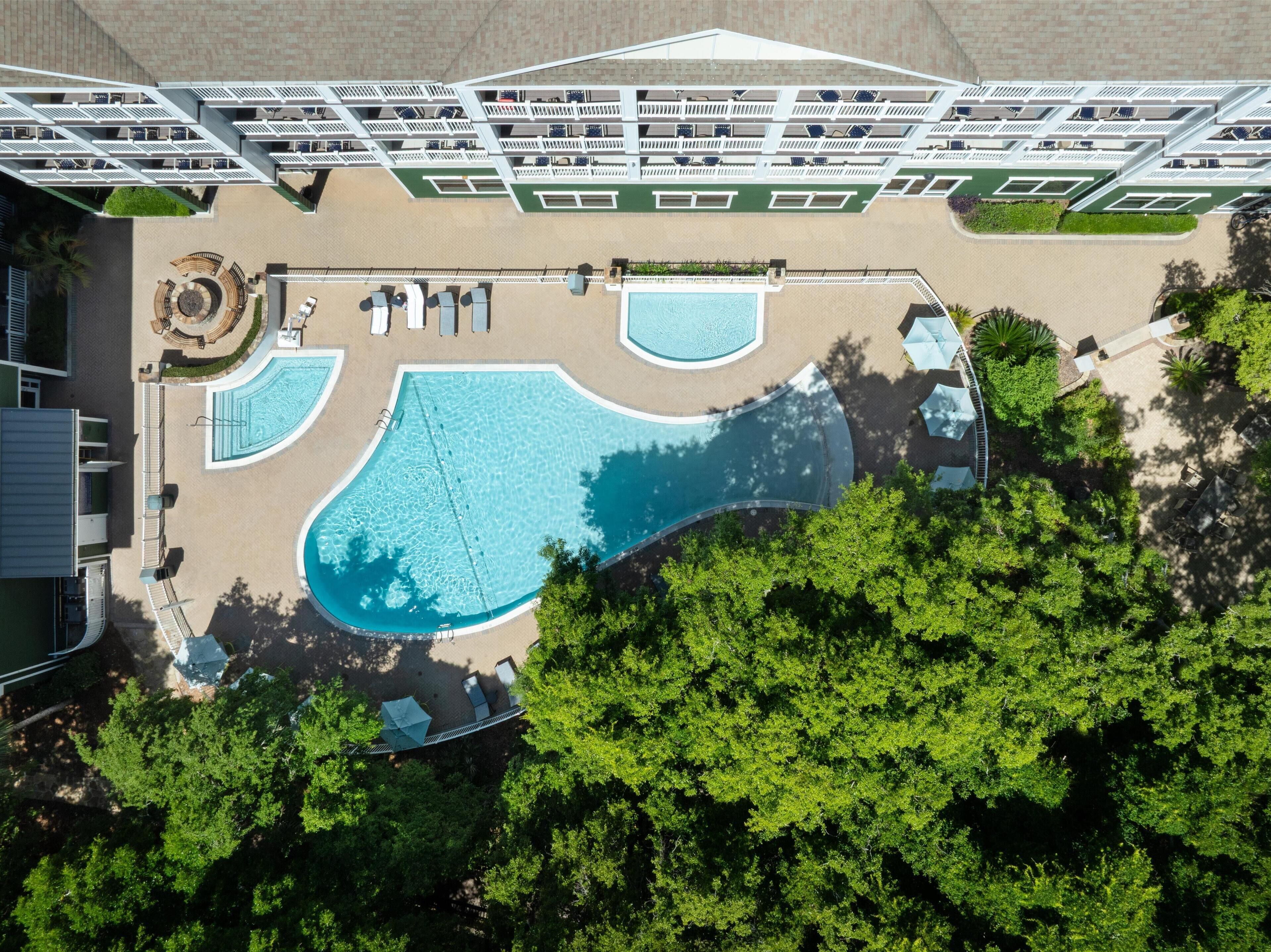 Piscina all'aperto, una piscina riscaldata, lettini