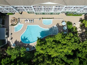 室外游泳池，恒温泳池，09:00 至 22:00 开放，日光浴躺椅