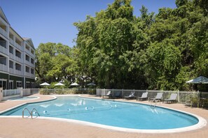 Outdoor pool, a heated pool, open 9:00 AM to 10:00 PM, sun loungers