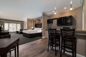 Habitación estándar, 1 cama King size, para no fumadores | Escritorio, cortinas blackout y tabla de planchar con plancha