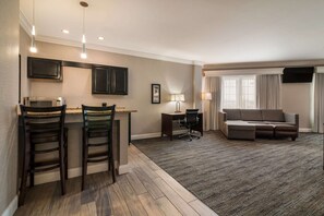 Desk, blackout drapes, iron/ironing board, free cribs/infant beds - Comfort Inn & Suites Plattsburgh - Morrisonville (Plattsburgh)