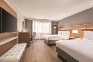 Hypo-allergenic bedding, down duvets, pillow-top beds, in-room safe - Radisson Hotel Nashville Airport (Nashville)