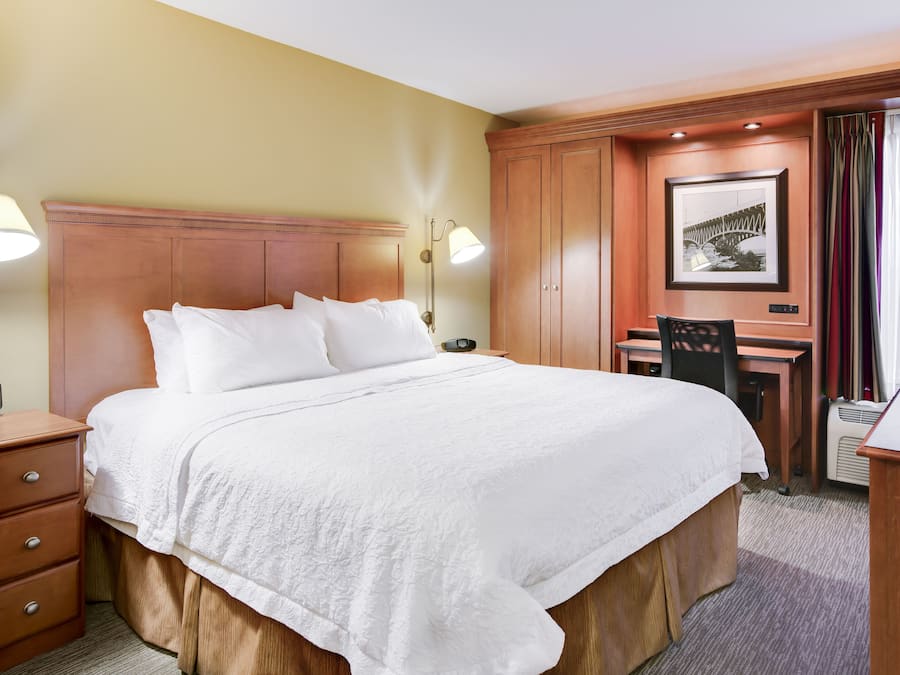 Senger med overmadrass, safe på rommet og blendingsgardiner