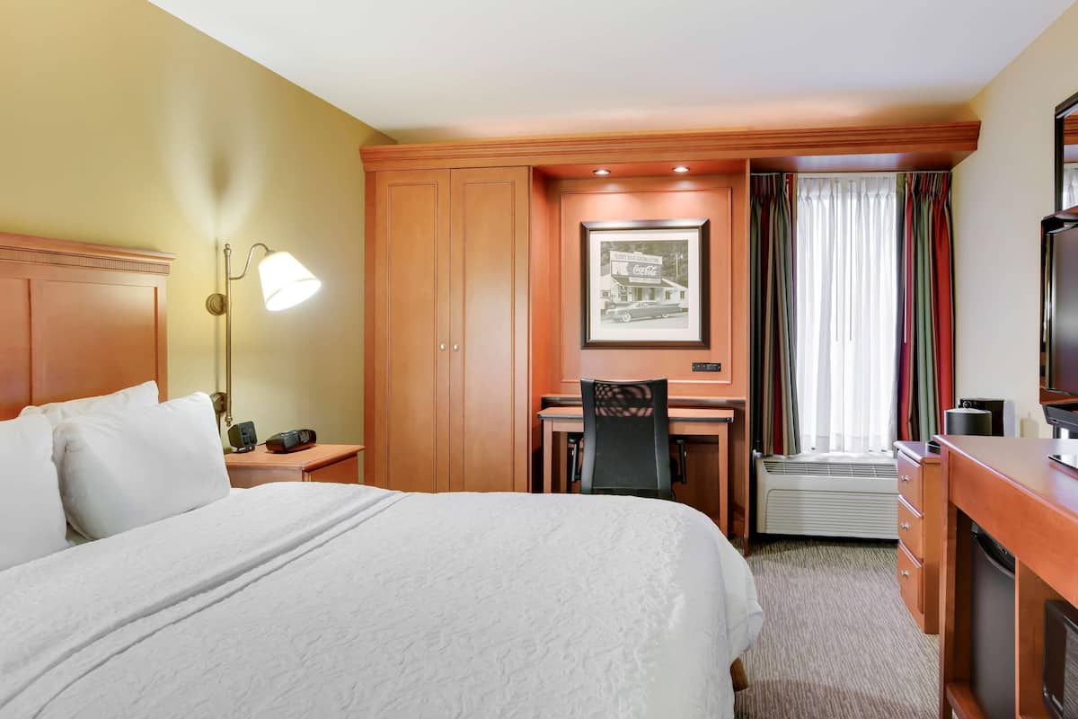 Standard Room, 1 Queen Bed, Non Smoking | Pillowtop beds, in-room safe, blackout drapes, iron/ironing board