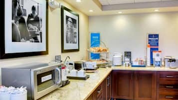 Café da manhã com buffet grátis todos os dias