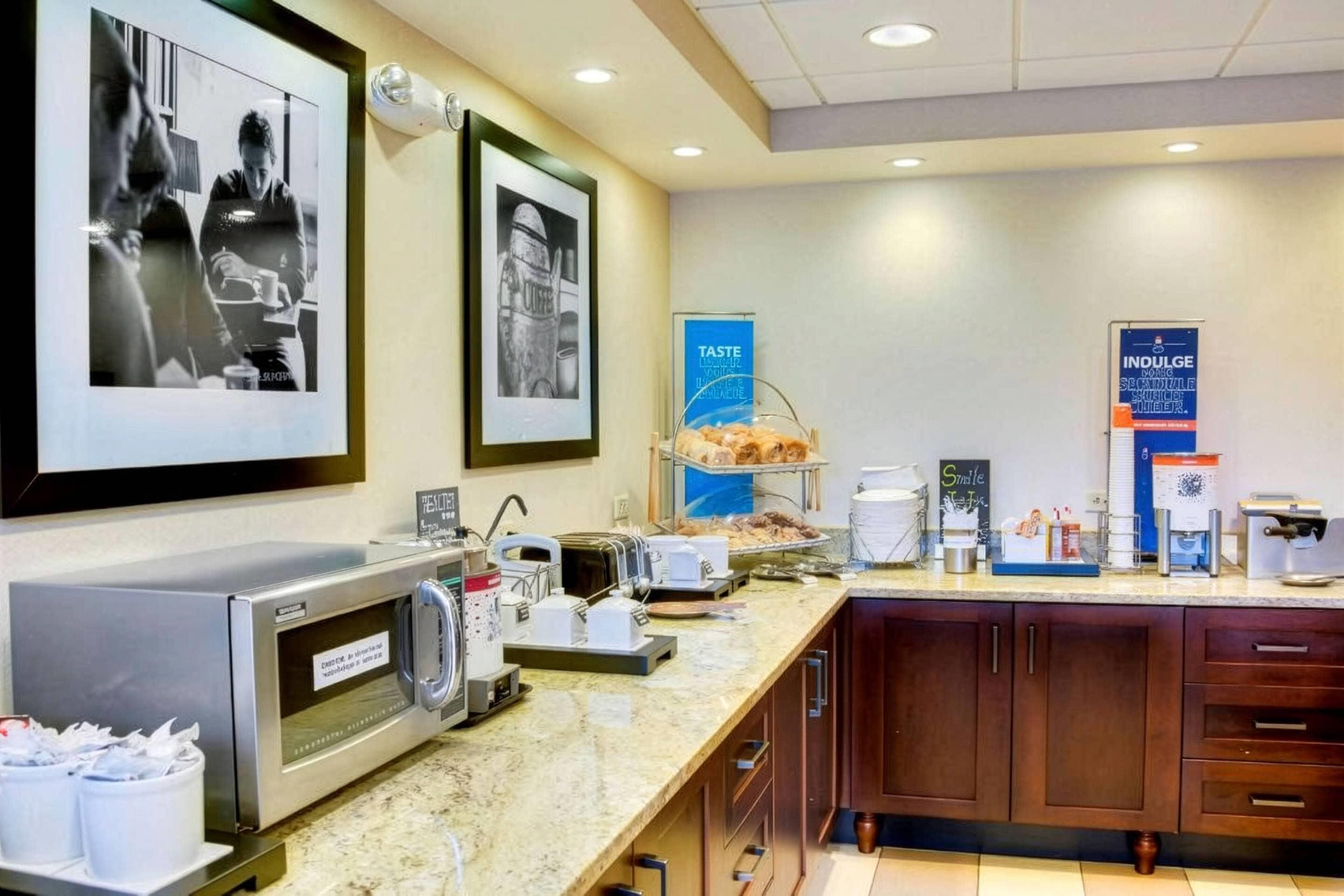 Café da manhã com buffet grátis todos os dias