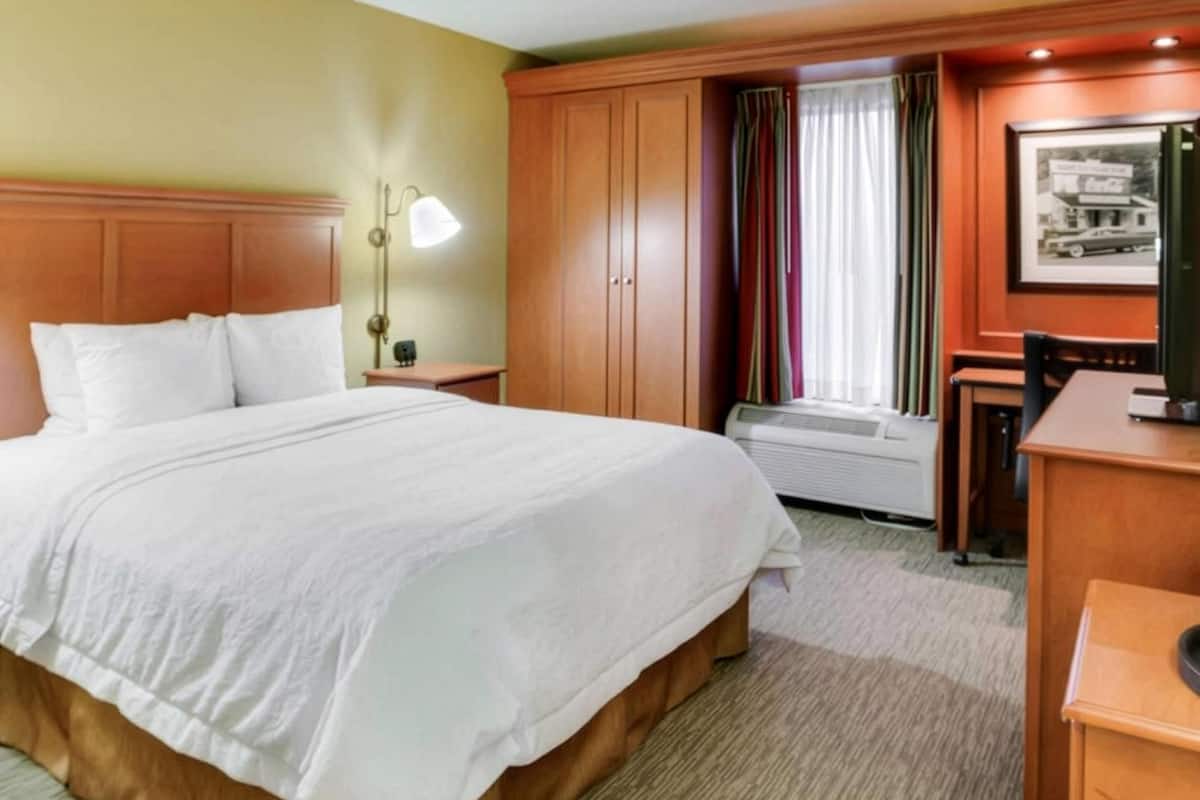 Camas con pillow-top y caja de seguridad en la habitación