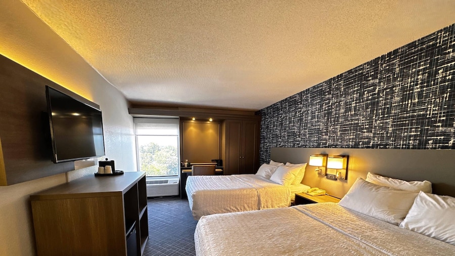 Pittsburgh Airport Inn and Suites