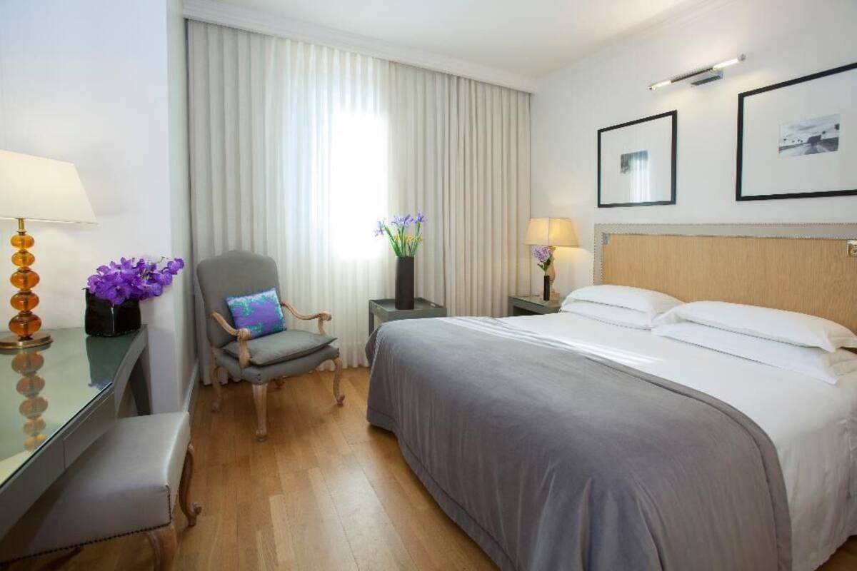 Premium bedding, minibar, in-room safe, desk