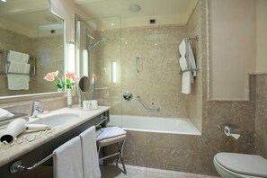 Combined shower/tub, free toiletries, hair dryer, bidet - Starhotels Tuscany (Florence)