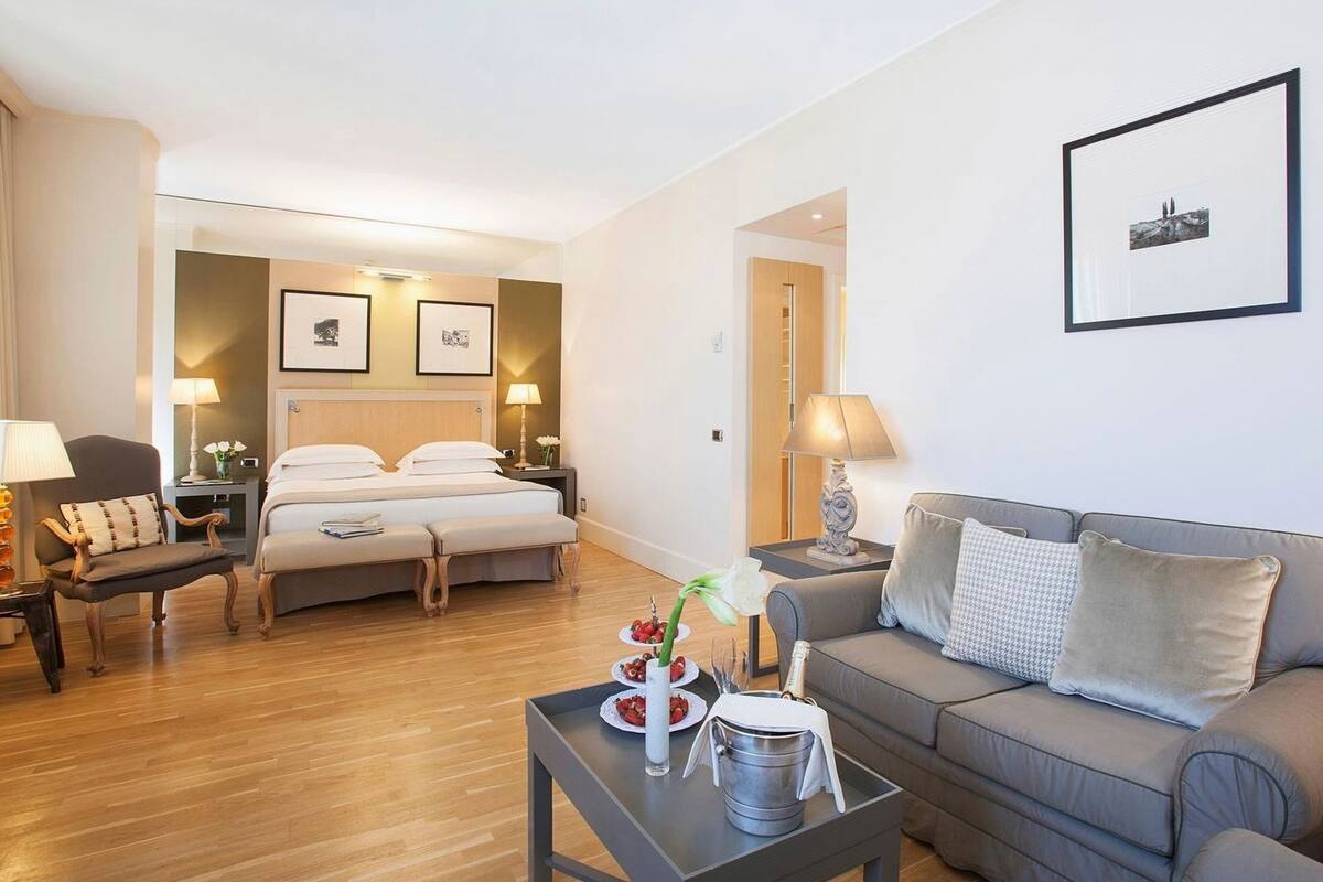 Premium bedding, minibar, in-room safe, desk