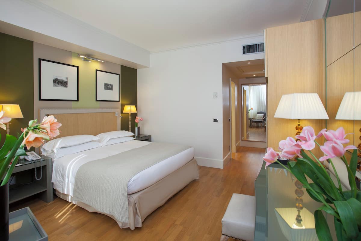 Premium bedding, minibar, in-room safe, desk