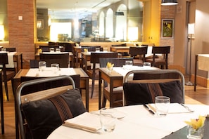 Petit déjeuner buffet (14 EUR par personne)