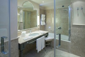 Combined shower/bathtub, free toiletries, hair dryer, bidet - Starhotels Tuscany (Florence)