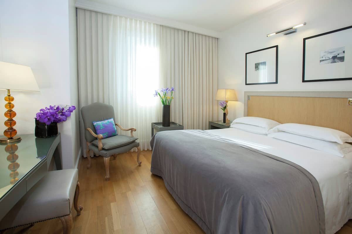 Premium bedding, minibar, in-room safe, desk