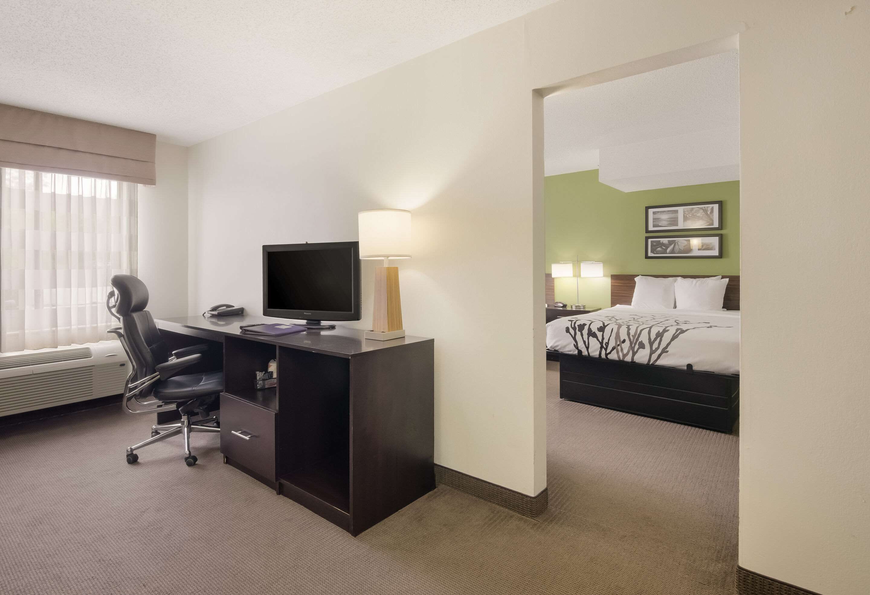 Suite, varias camas, para no fumadores | Ropa de cama de alta calidad, minibar, escritorio y cortinas blackout 