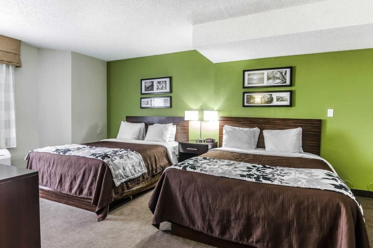 Premium bedding, minibar, desk, blackout drapes
